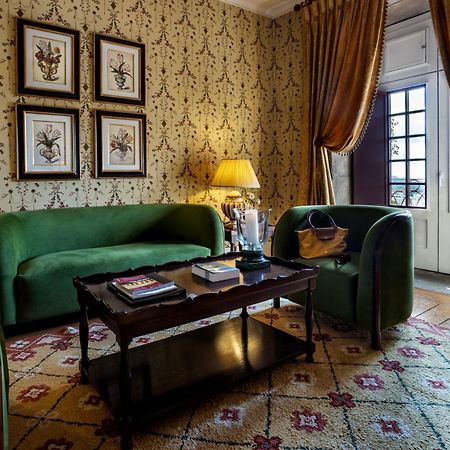 Pousada Mosteiro De Guimaraes Ngoại thất bức ảnh A suite at the Hotel de Crillon