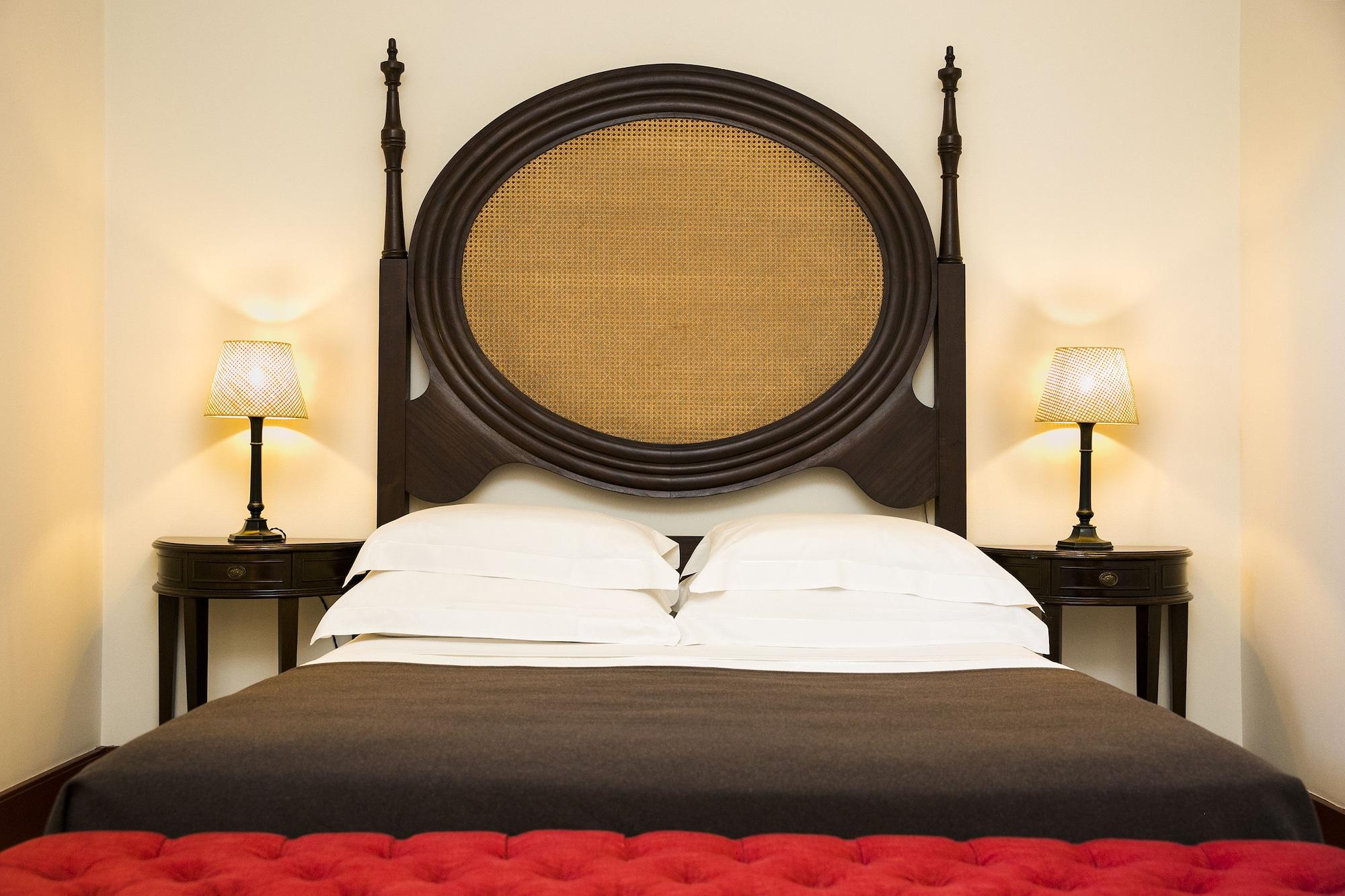 Pousada Mosteiro De Guimaraes Ngoại thất bức ảnh A bed with a headboard