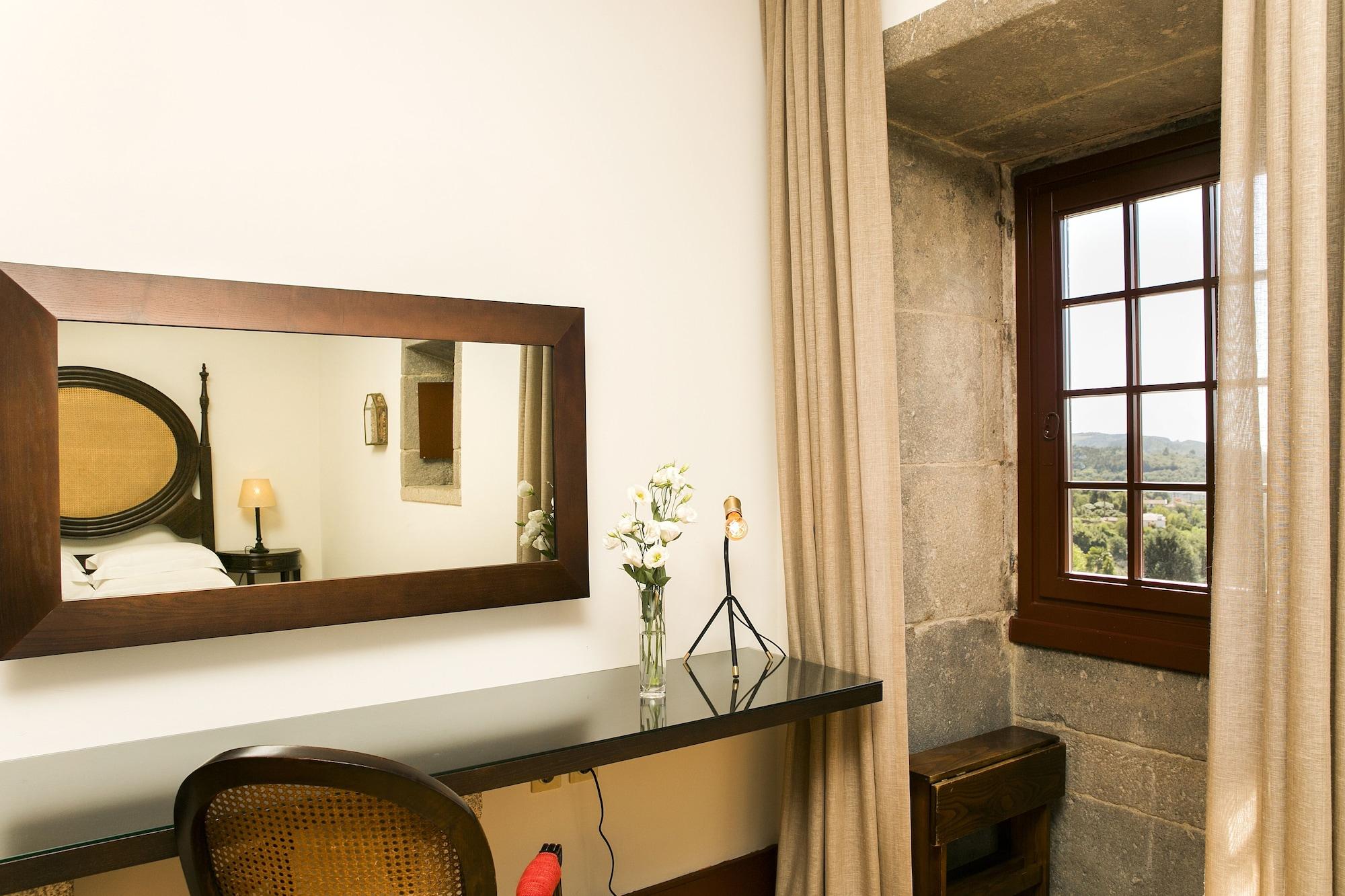 Pousada Mosteiro De Guimaraes Ngoại thất bức ảnh A room at the hotel