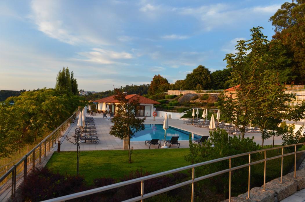 Pousada Mosteiro De Guimaraes Ngoại thất bức ảnh The swimming pool at the hotel