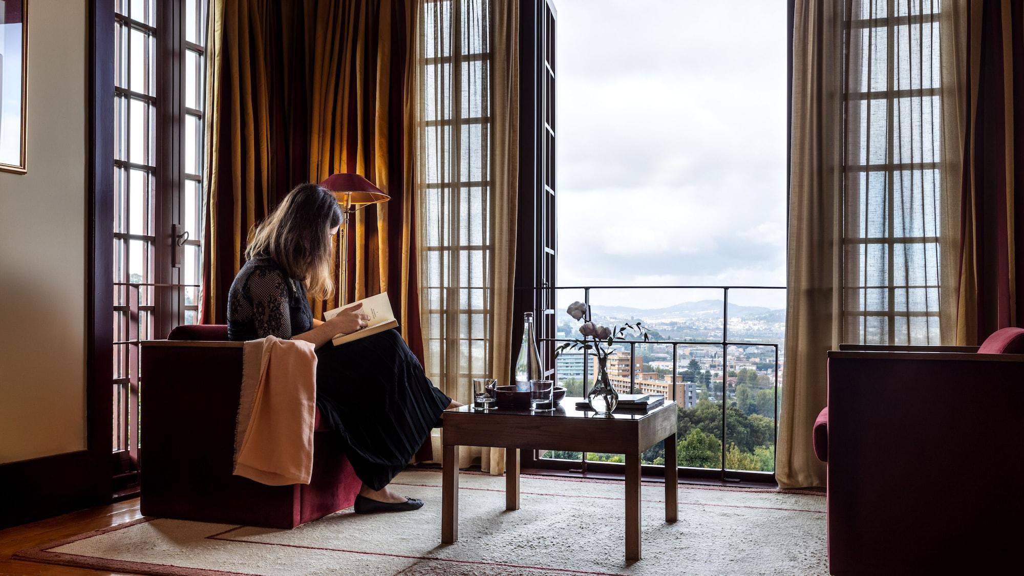 Pousada Mosteiro De Guimaraes Ngoại thất bức ảnh A woman reading in a room