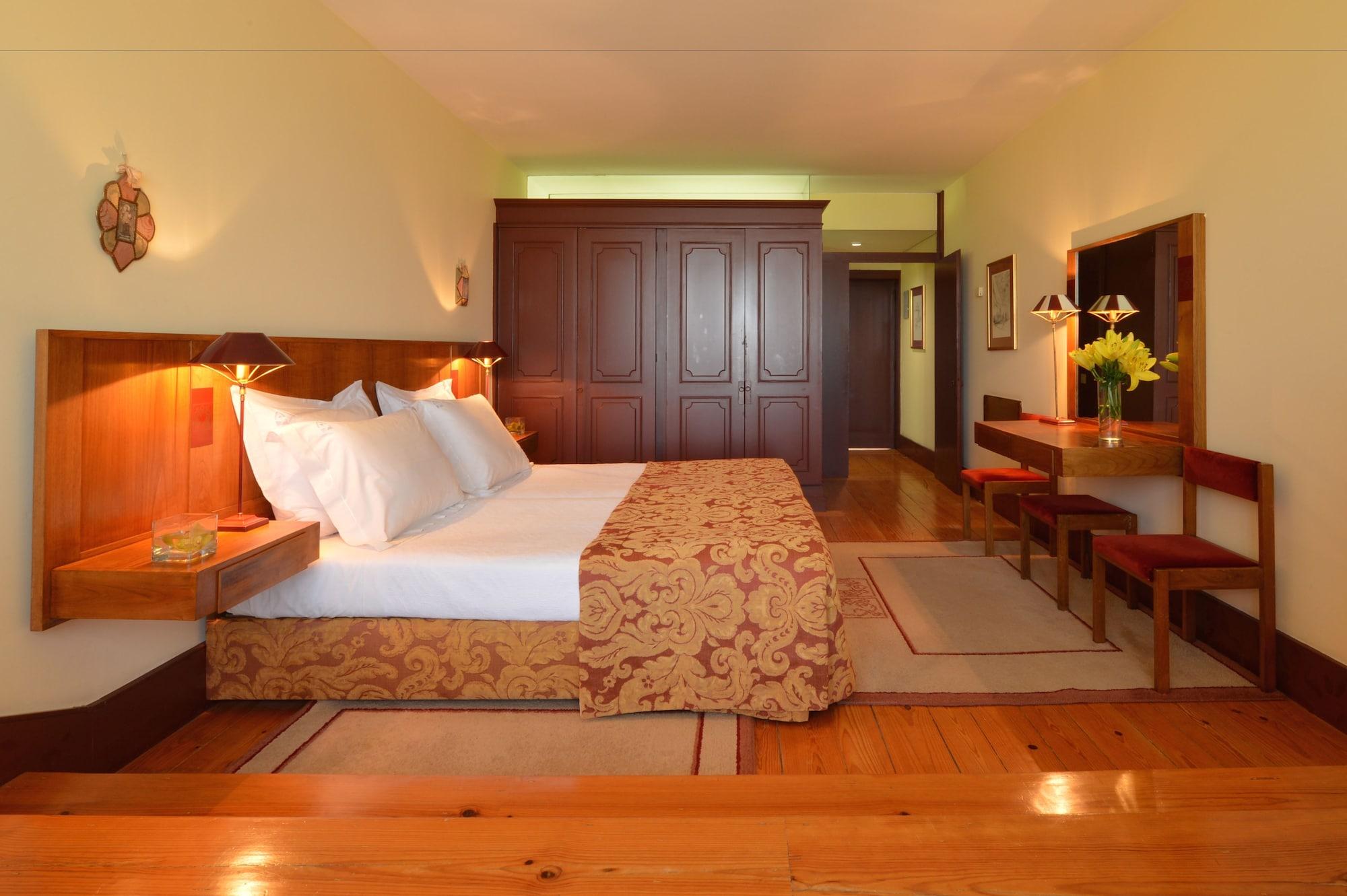 Pousada Mosteiro De Guimaraes Ngoại thất bức ảnh A room at the Hotel do Canal