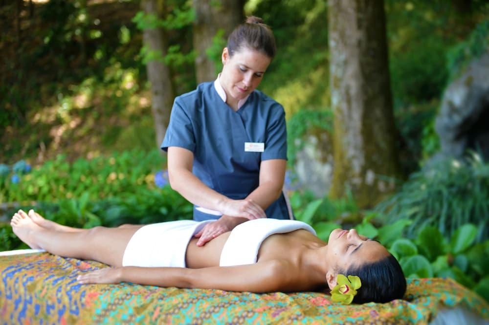 Pousada Mosteiro De Guimaraes Ngoại thất bức ảnh A massage therapist working on a client