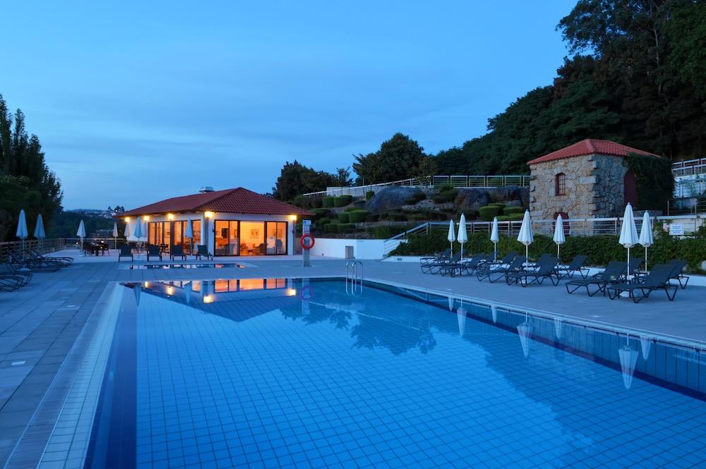 Pousada Mosteiro De Guimaraes Ngoại thất bức ảnh The swimming pool at the hotel