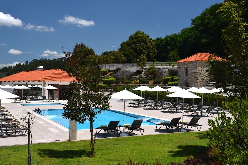 Pousada Mosteiro De Guimaraes Ngoại thất bức ảnh The swimming pool at the Pousada de Óbidos