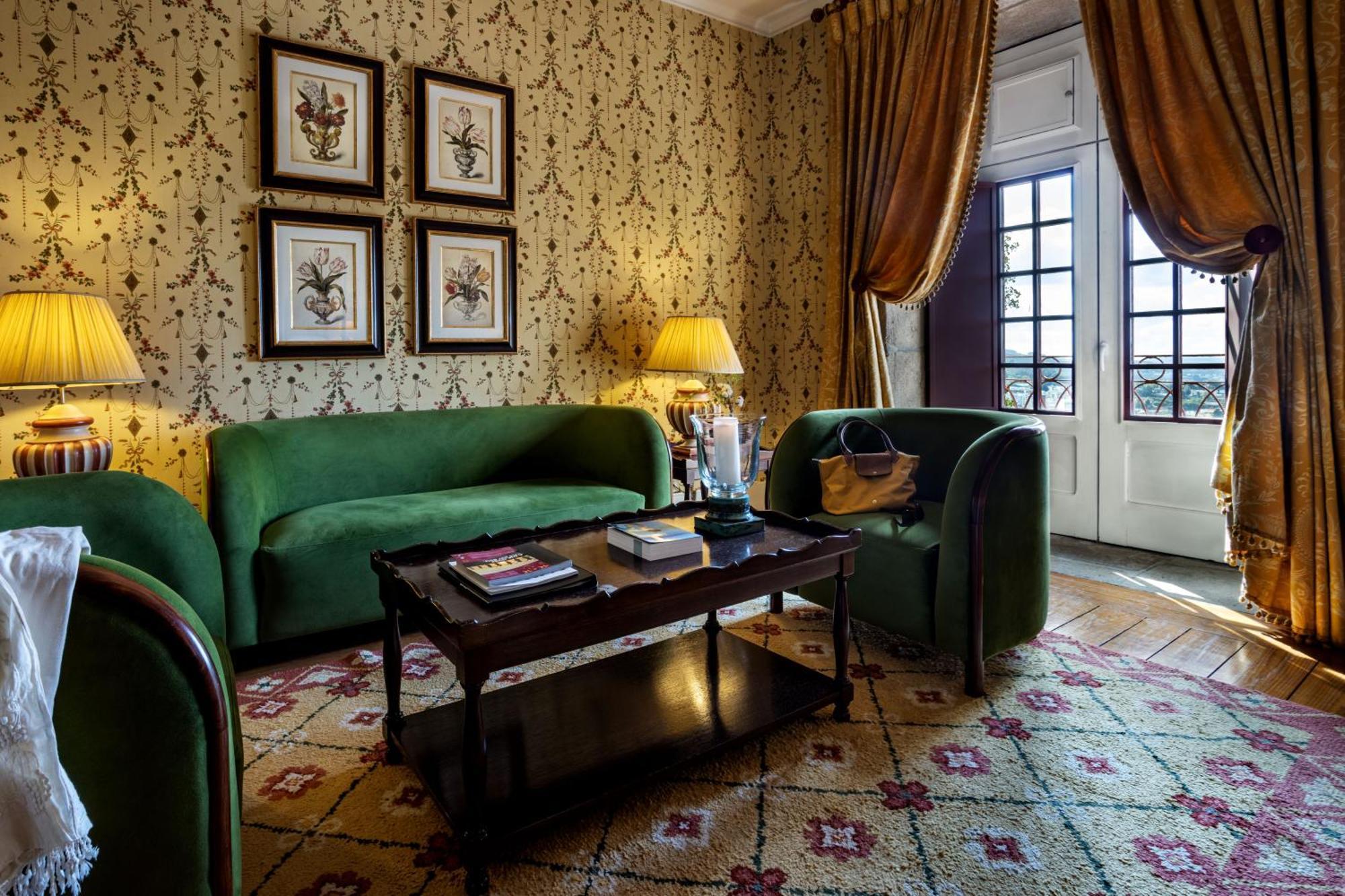 Pousada Mosteiro De Guimaraes Ngoại thất bức ảnh A suite at the Hotel de Crillon