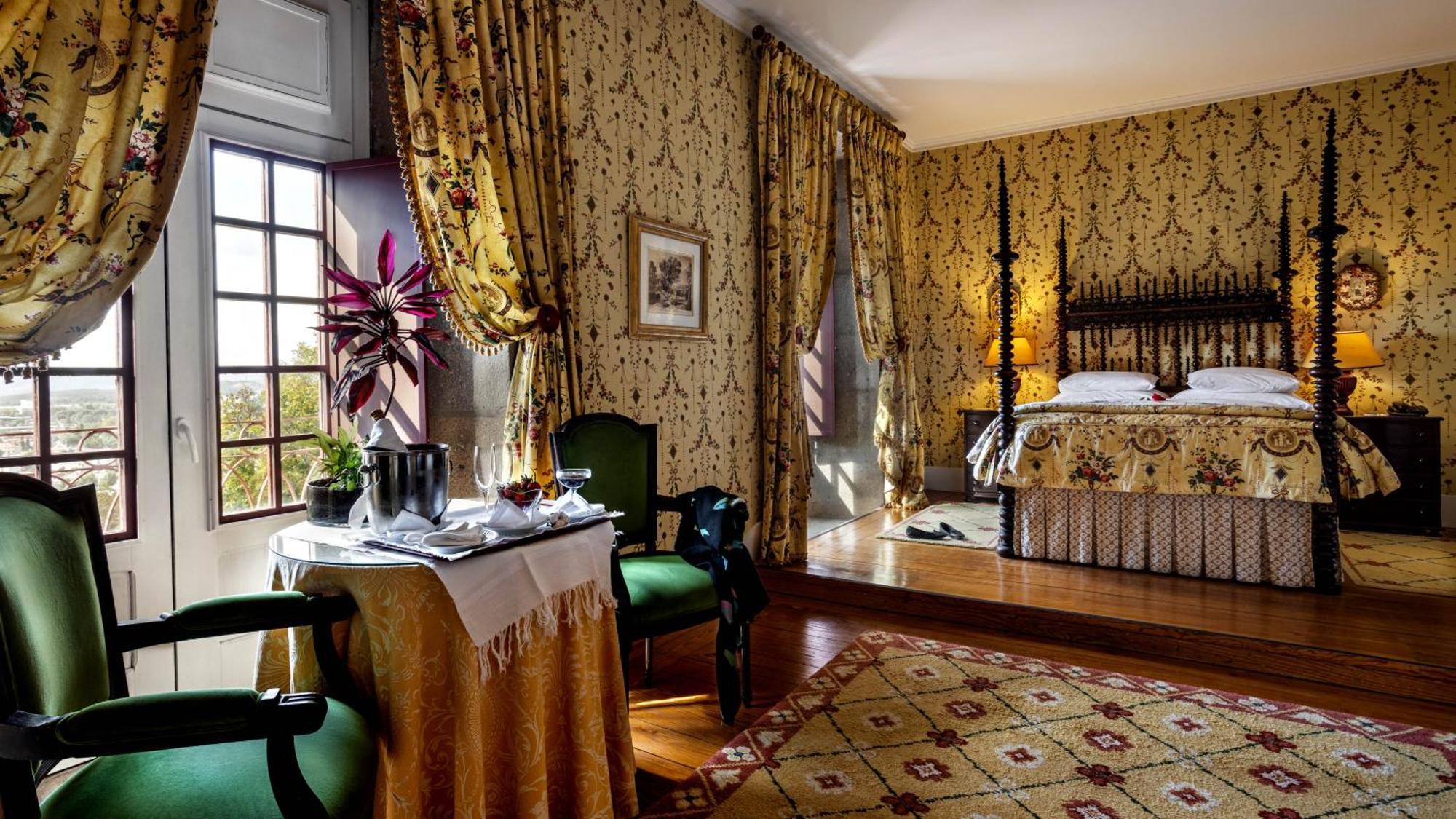 Pousada Mosteiro De Guimaraes Ngoại thất bức ảnh A room at the Hotel