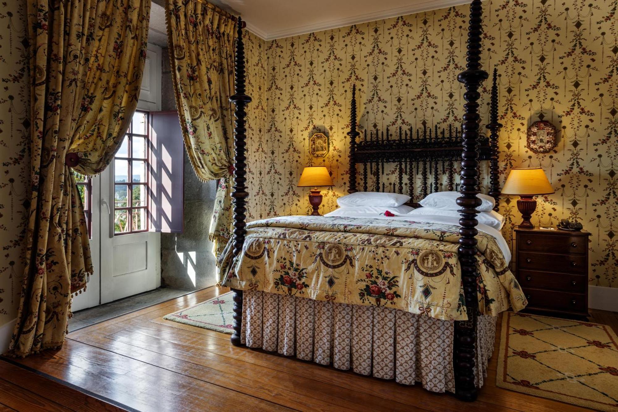 Pousada Mosteiro De Guimaraes Ngoại thất bức ảnh The bedroom of the hotel