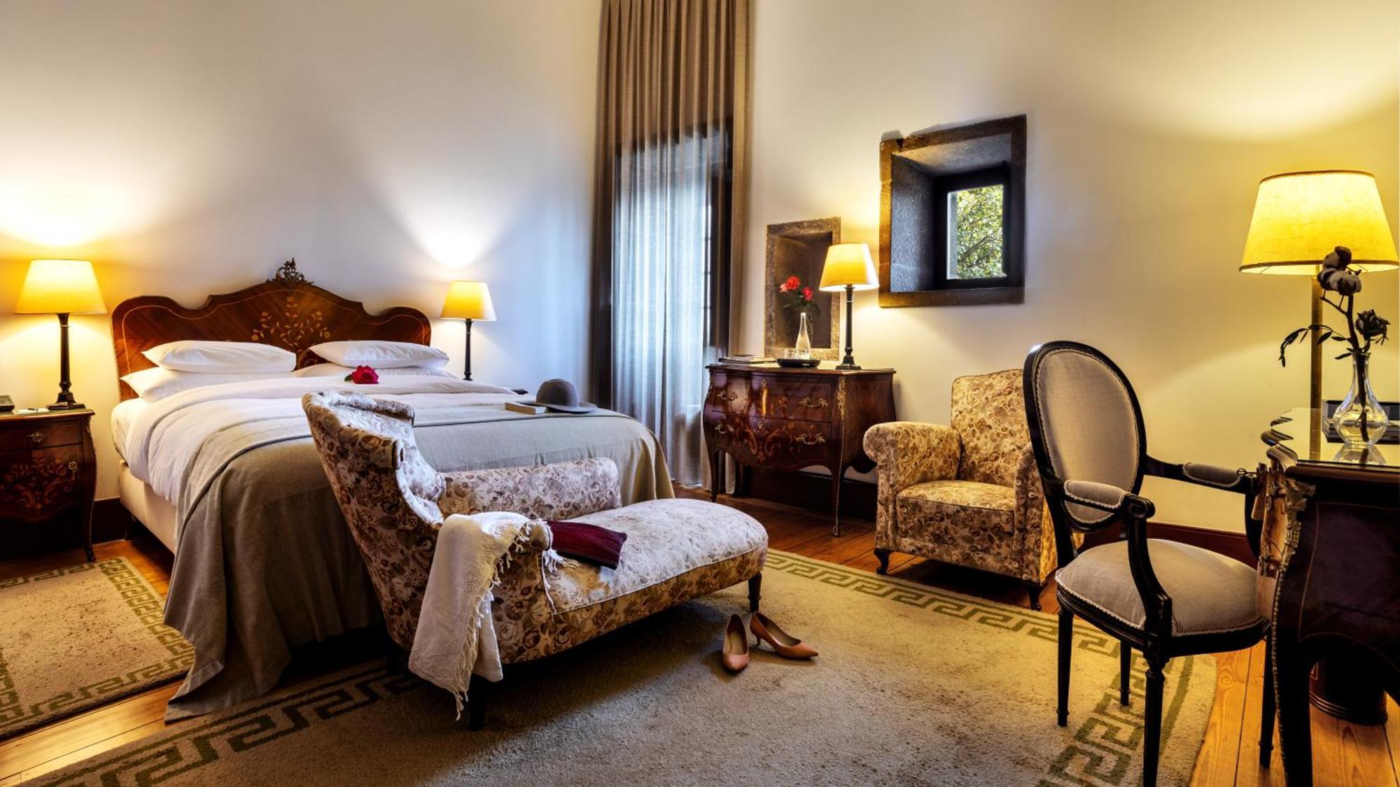 Pousada Mosteiro De Guimaraes Ngoại thất bức ảnh A room at the hotel