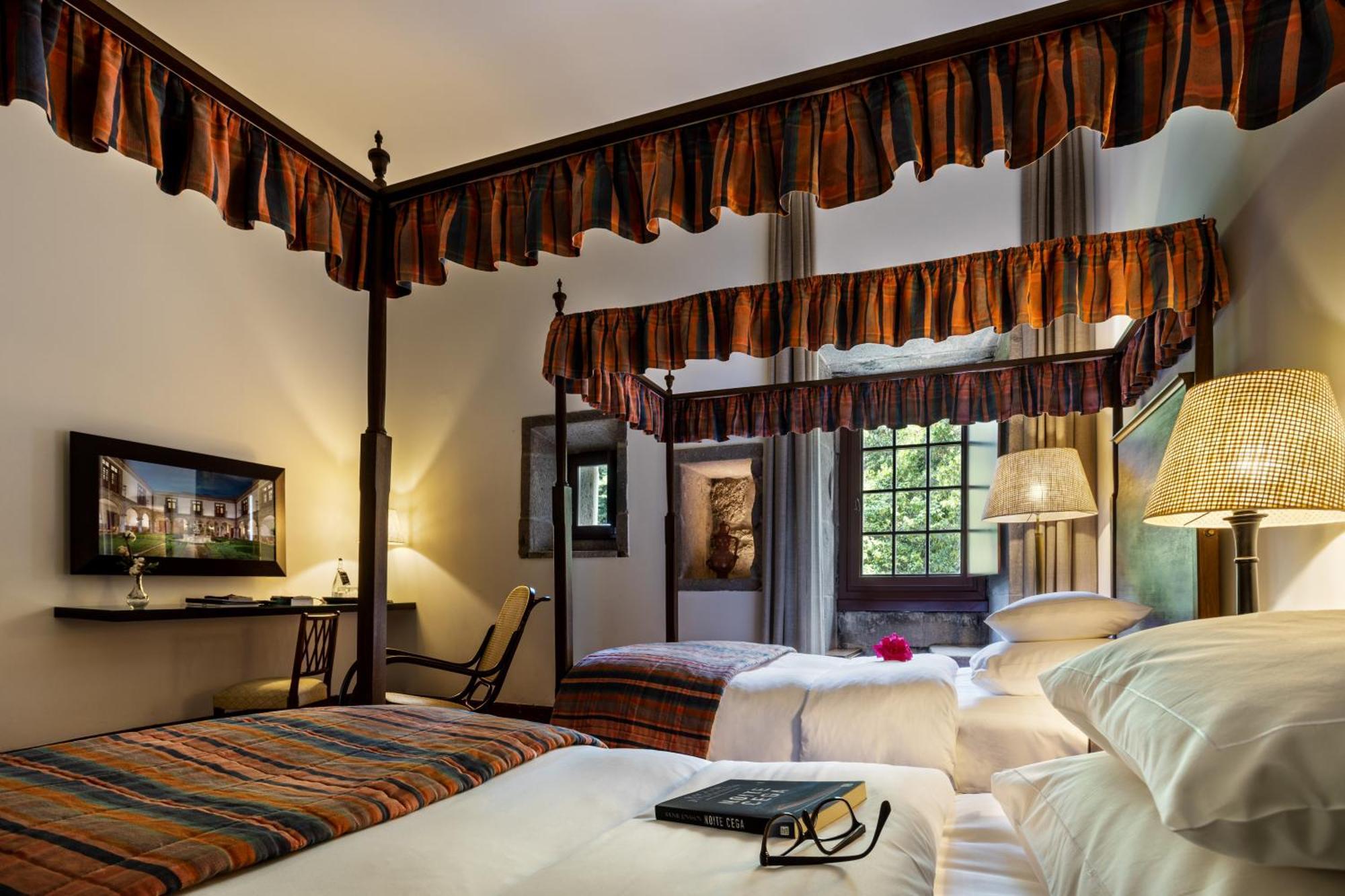 Pousada Mosteiro De Guimaraes Ngoại thất bức ảnh A room at the hotel