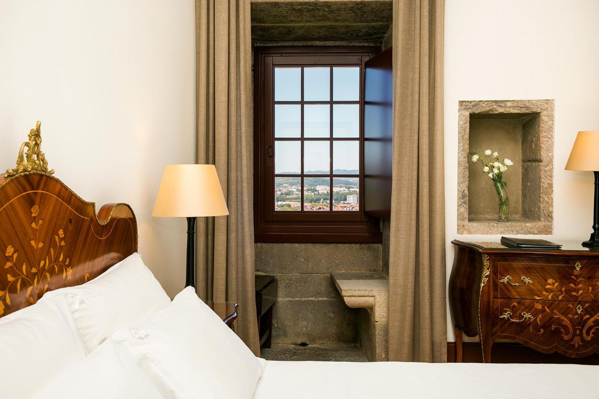 Pousada Mosteiro De Guimaraes Ngoại thất bức ảnh A room at the Hotel