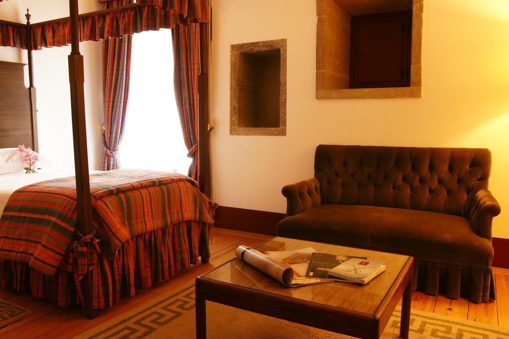 Pousada Mosteiro De Guimaraes Phòng bức ảnh A room at the hotel