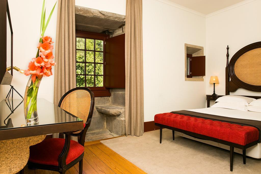 Pousada Mosteiro De Guimaraes Ngoại thất bức ảnh A room at the hotel