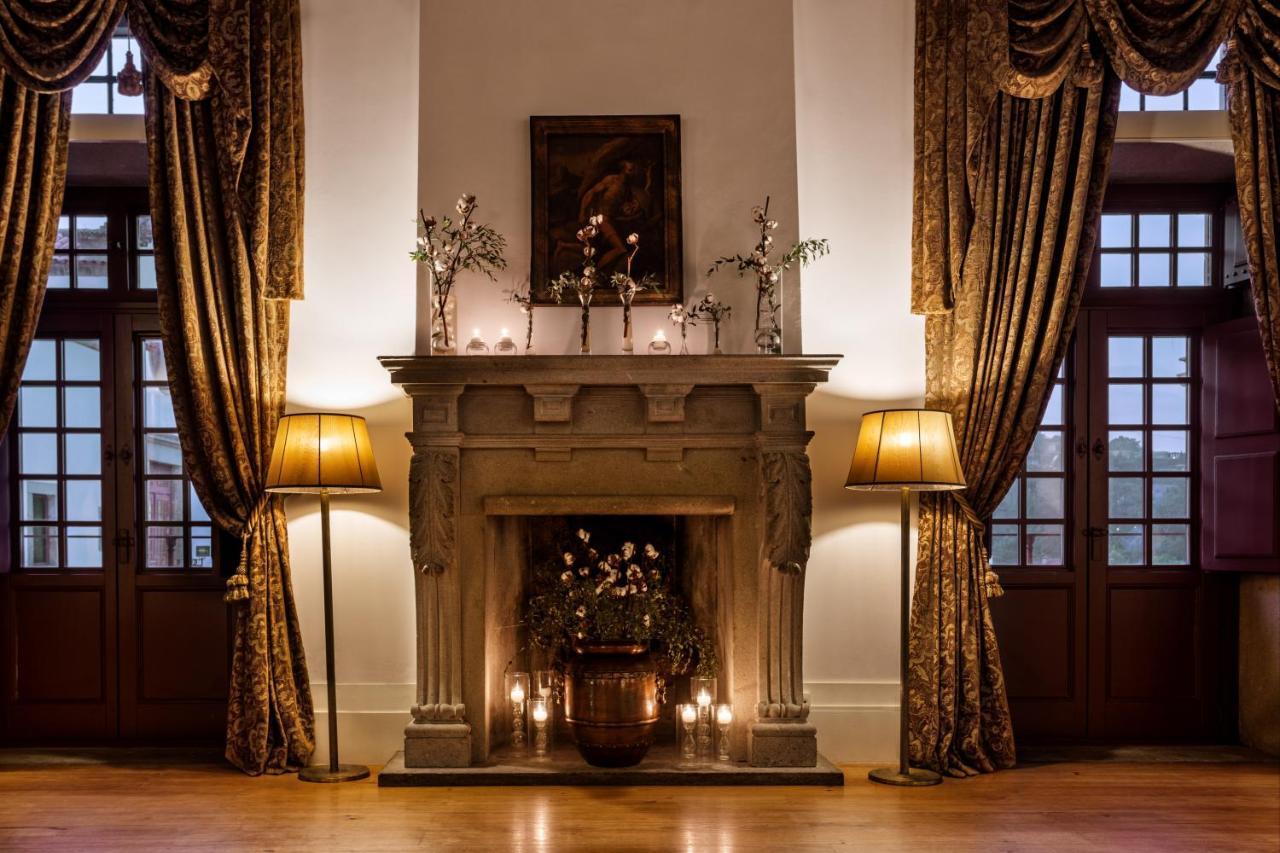 Pousada Mosteiro De Guimaraes Ngoại thất bức ảnh The fireplace in the ballroom